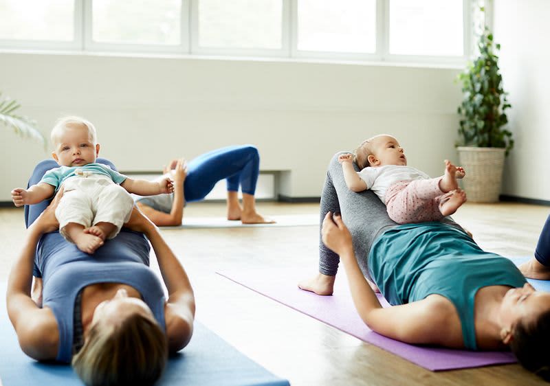 Gemeinsames Mama-Baby-Yoga im Studio