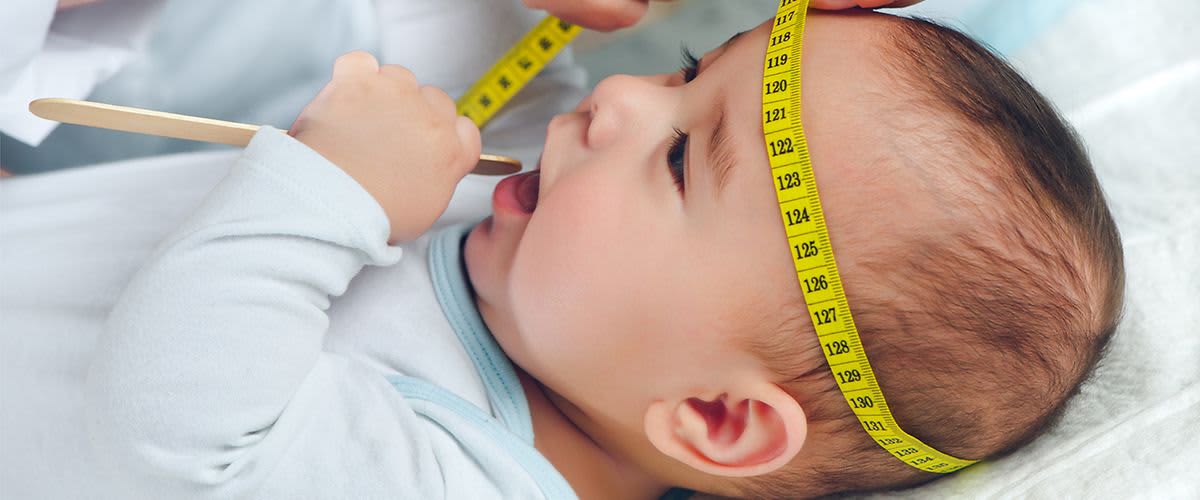 Baby bekommt Kopfumfang gemessen