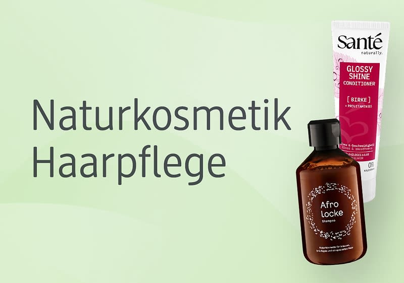 Hellgrüner Hintergrund mit dunkelgrüner Schrift „Naturkosmetik Haarpflege“ links, rechts eine braune Flasche mit schwarzem Verschluss und weißem Etikett „Afro Locke“ sowie eine weiße Tube mit rosa Etikett und schwarzem Markenschriftzug „Santé“ und der Beschriftung „Glossy Shine Conditioner“