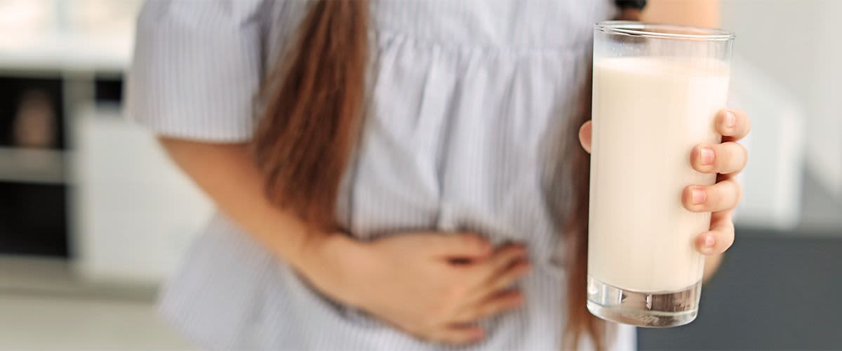 Kind hält sich die Hand vor den schmerzenden Bauch