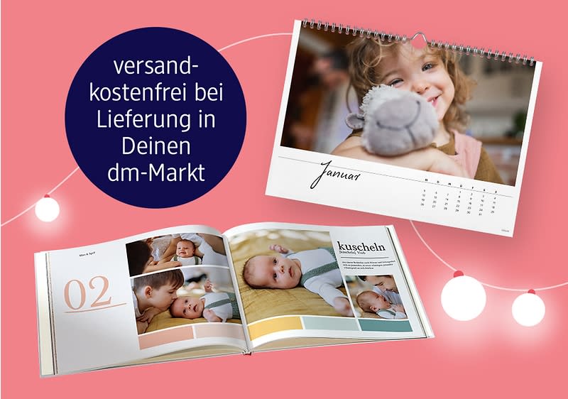 Ein Kalender mit einem Kind im Schnee, ein Fotobuch mit zwei Kindern im Schnee, ein weißer Becher mit der Aufschrift „Ein Hoch auf uns“ und der Text „versandkostenfrei bei Lieferung in Deinen dm-Markt“