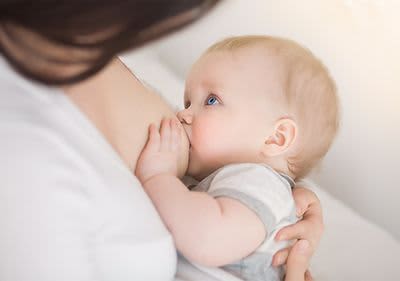 Mutter stillt ihr Baby