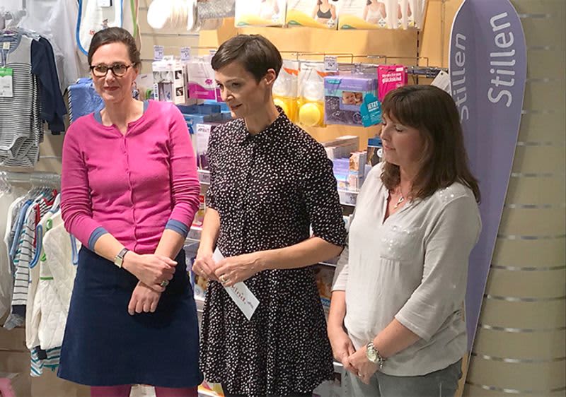 Drei Frauen stehen vor dem Stillregal bei dm