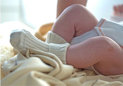 Baby mit Wollsocken an den Füßen