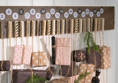 Adventskalender mit verzierten Holzklammern