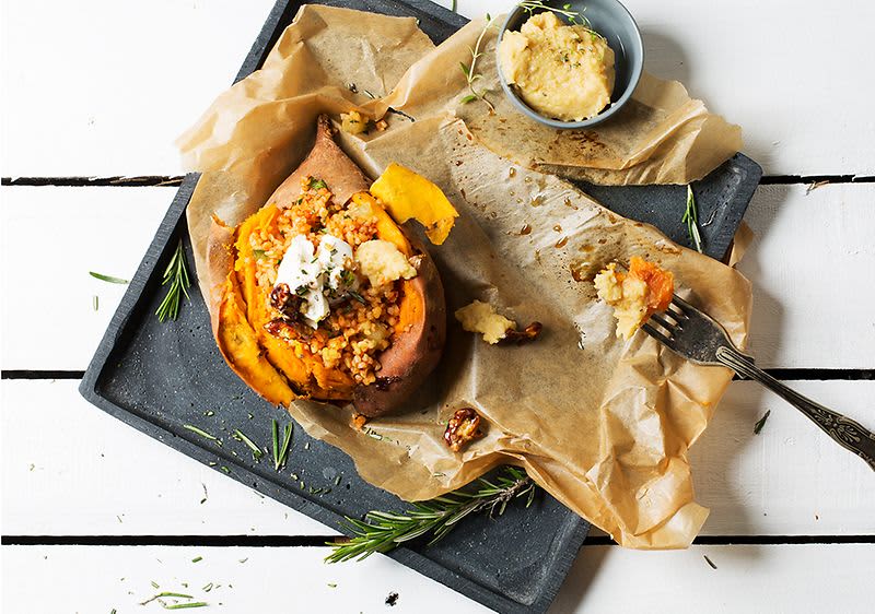 Ofen-Süßkartoffel mit Hummus dmBio