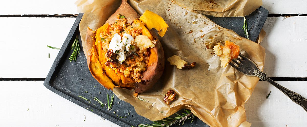 Ofen-Süßkartoffel mit Hummus dmBio