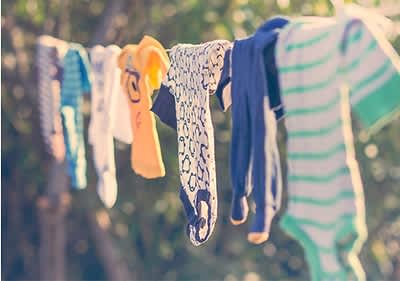 Kinderkleidung hängt auf einer Wäscheleine