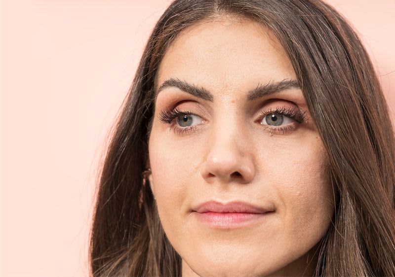 Frau mit gestylten Augenbrauen