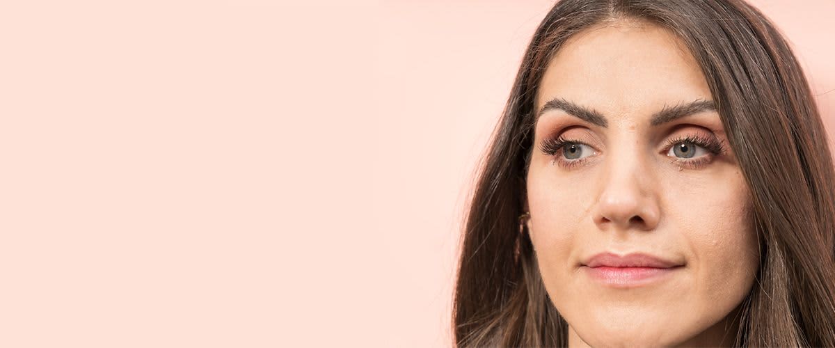 Frau mit gestylten Augenbrauen