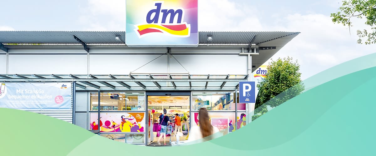 Fassade eines dm-Marktes mit Gestaltung zum Thema Nachhaltigkeit