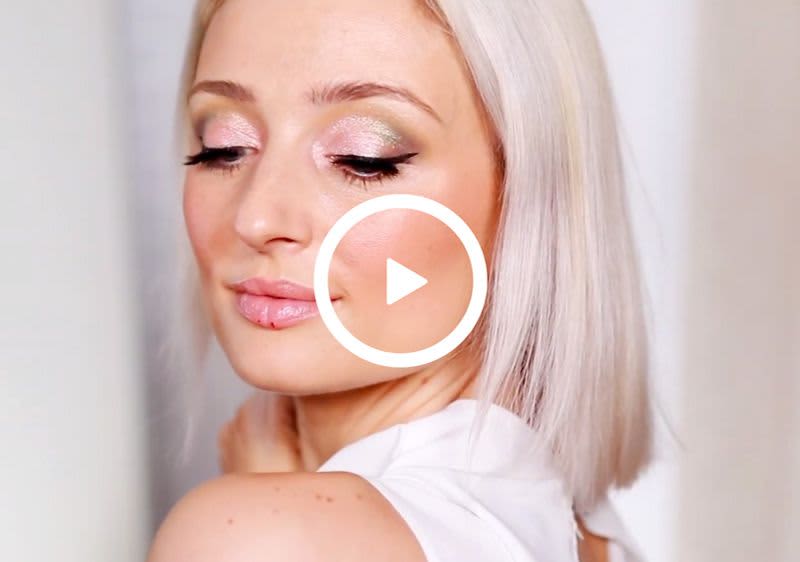 Frau mit Metallic-Look auf den Augenlidern