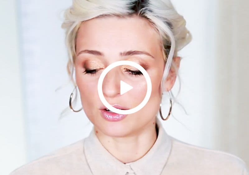 Frau mit gestylten Haaren und dezentem Make-up
