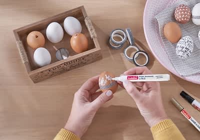 Eier verzieren mit einem Kreidestift