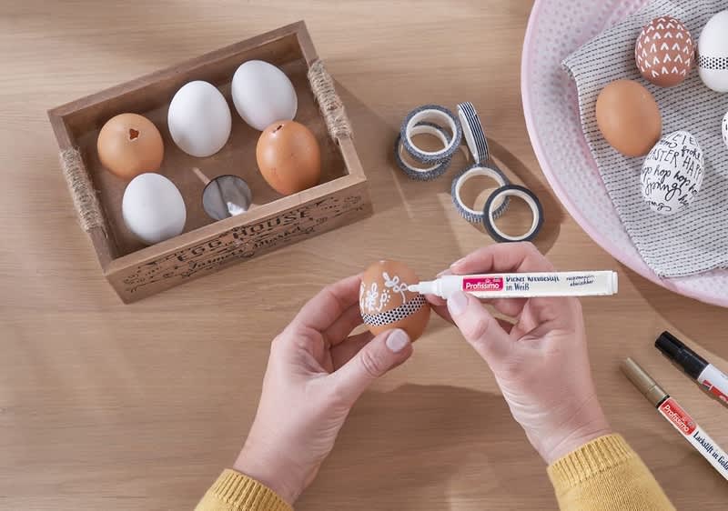 Eier verzieren mit einem Kreidestift
