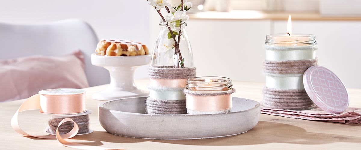 Dekorierter Tisch mit selbst verzierten Einmachgläsern