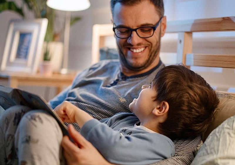 Schlafendes Kind liegt im Bett