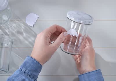 Die Vorlage klebt auf dem Einmachglas