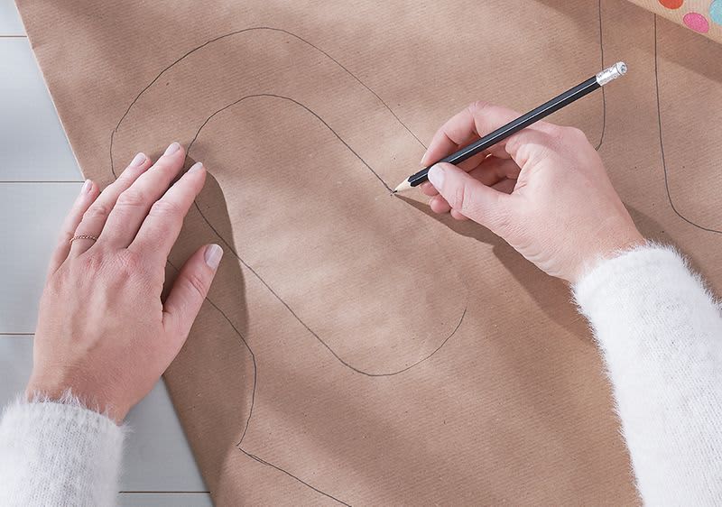 Mit der Vorlage die Tüte auf das Geschenkpapier zeichnen