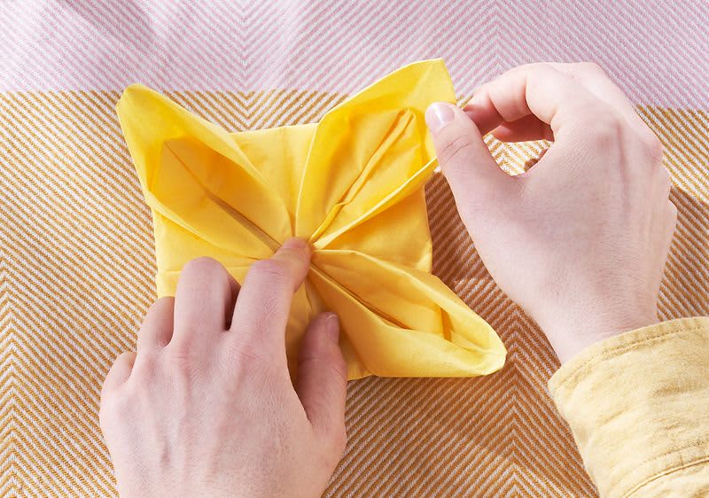 Ausformen der restlichen Ecken, sodass ein Nest entsteht