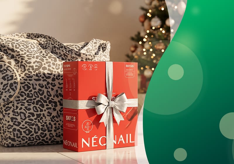 Rotes Geschenkpaket der Marke „Néonail“ mit silberner Schleife vor einem Weihnachtsbaum und einer Tasche mit Leopardenmuster. Bild mithilfe von KI erstellt