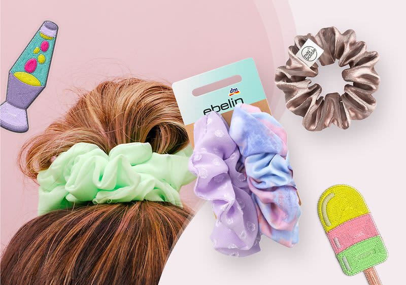 Hoher Dutt mit einem Scrunchie sowie weiteren Scrunchie Haargummis