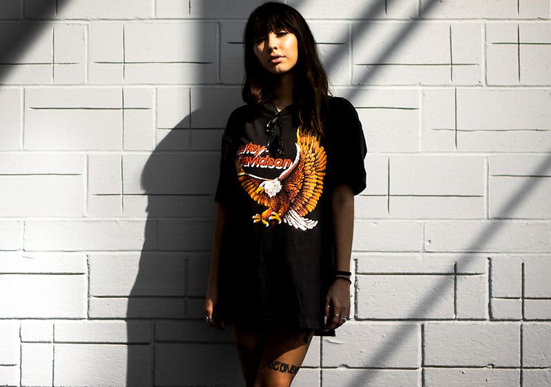 Frau im Grunge Look Style mit passenden dunkeln Make-up Produkten