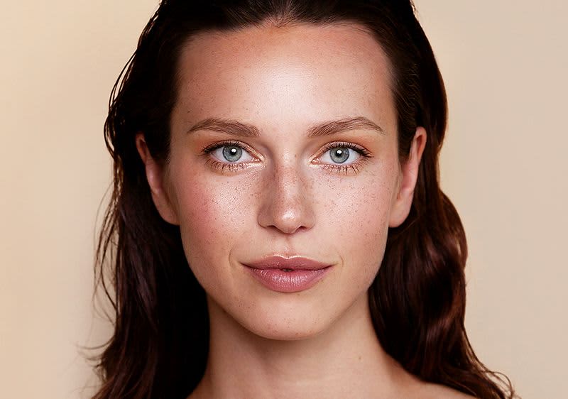 Frau im Nude Look geschminkt mit den passenden Make-up Produkten