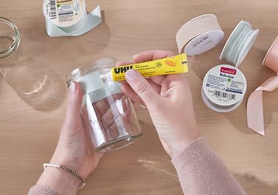 Verschiedene Bänder um das Einmachglas wickeln