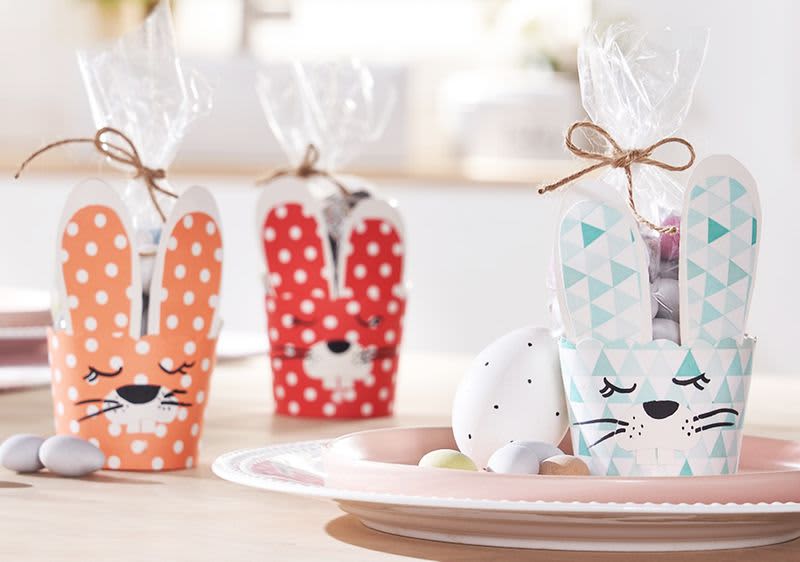 Bunte Hasen-Bacher als Osternest