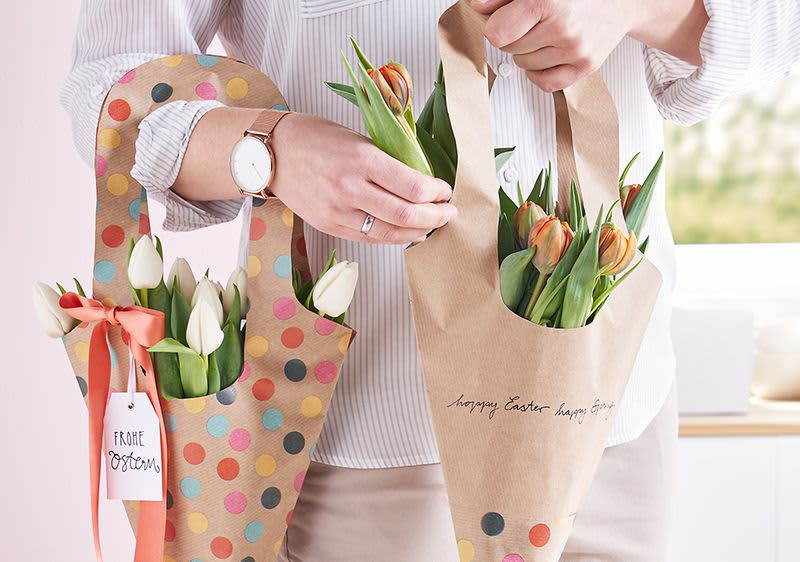 Frische Tulpen in selbst gebastelter Geschenktüte