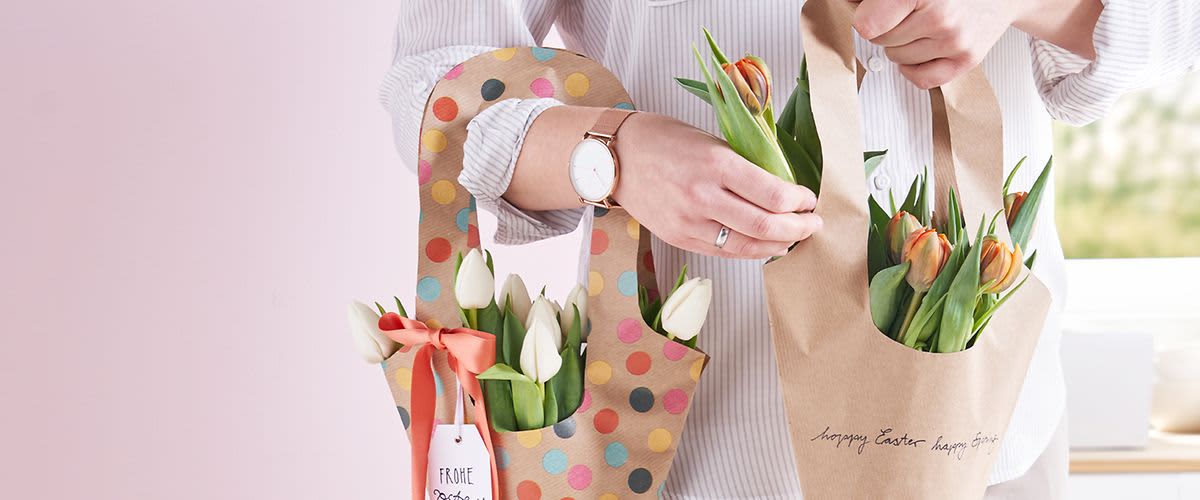 Frische Tulpen in selbst gebastelter Geschenktüte