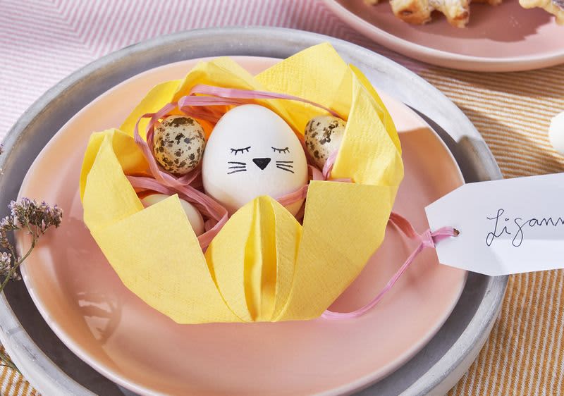 gefaltetes Servietten-Nest zu Ostern