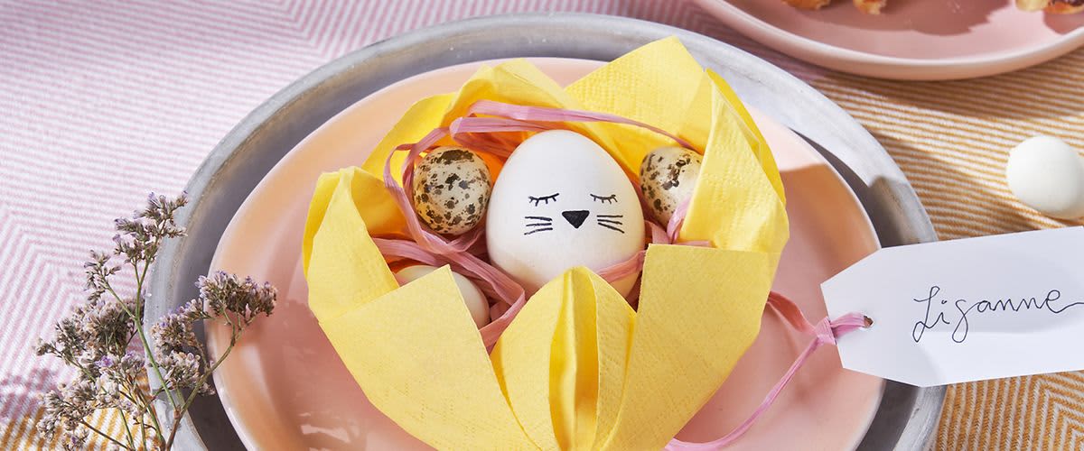 gefaltetes Servietten-Nest zu Ostern