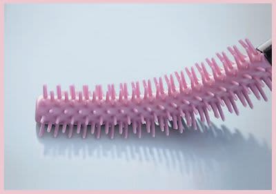 Die Flex Tower Brush erfasst jede Wimper.