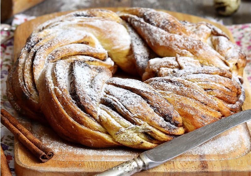 leckerer angeschnittener Osterkranz