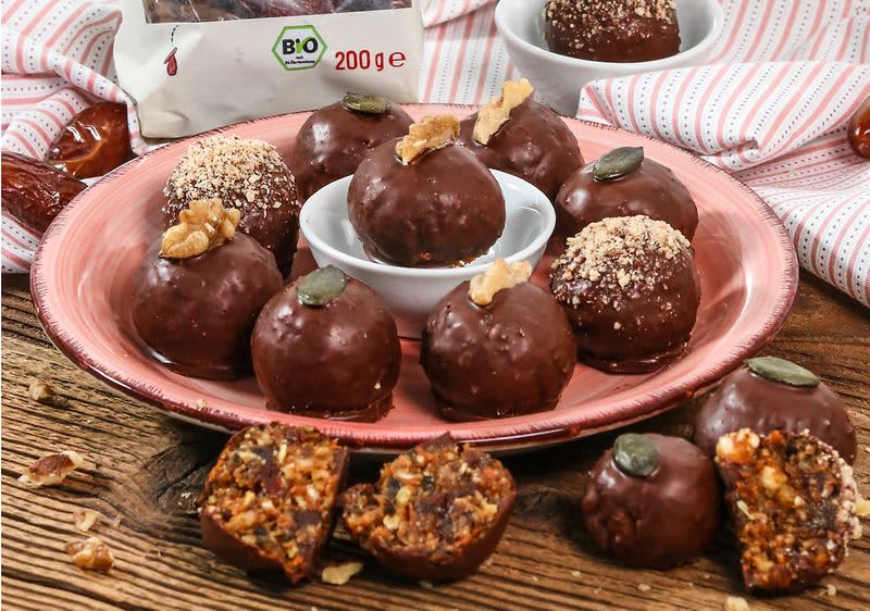 leckere Möhrenkuchen Pralinen liegen auf einem Teller