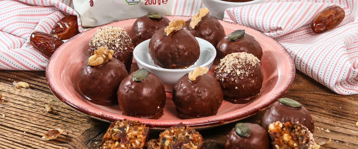 leckere Möhrenkuchen Pralinen liegen auf einem Teller