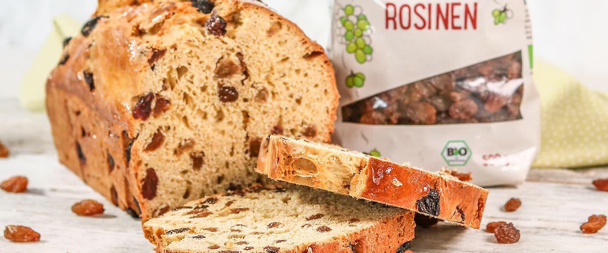 angeschnittenes gebackenes Rosinenbrot