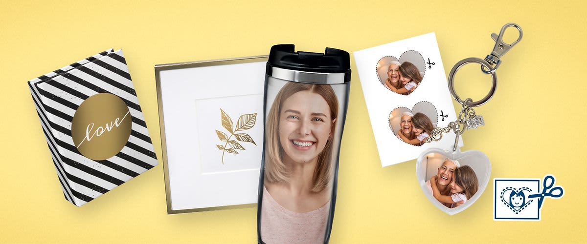 Ein Thermobecher mit einem verschwommenen Gesicht, daneben eine gestreifte Geschenkbox mit der Aufschrift „love“. Rechts ein Schlüsselanhänger in Herzform und ein Fotoausdruck mit zwei Bildern von einer Frau und einem Kind in herzförmigen Rahmen.