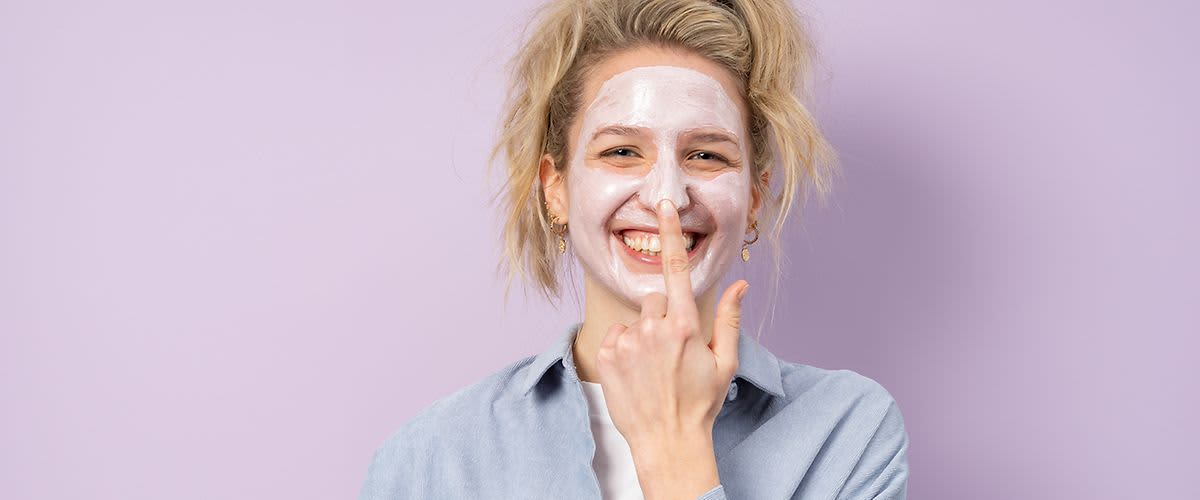 Frau mit Crememaske im Gesicht
