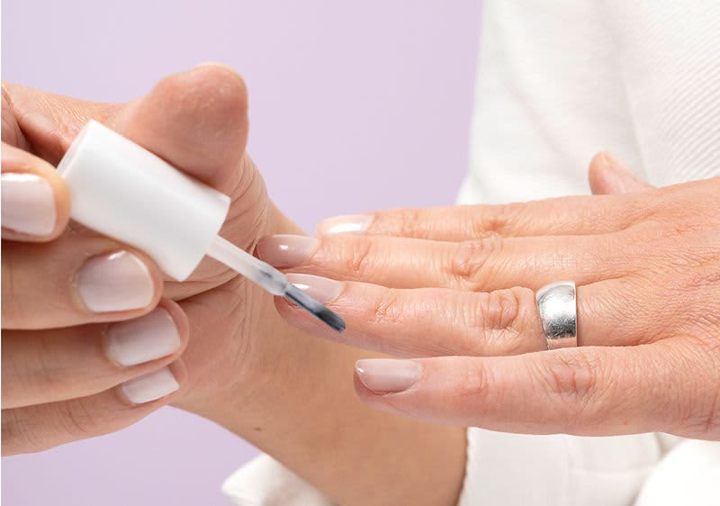 Nägel lackieren mit hellem Nagellack