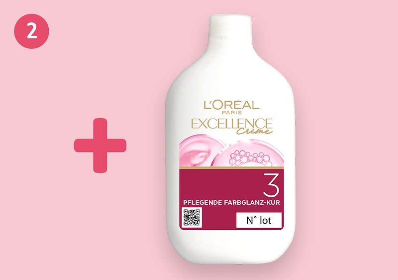 Eine weiße Flasche mit der Aufschrift L'Oréal Paris Excellence Crème und darunter ein rosa Bild mit Blüten und Perlen, darunter steht Pflegende Farbglanz-Kur 3 in weißer Schrift auf einem roten Hintergrund, daneben ein QR-Code und die Aufschrift N° lot, auf einem rosa Hintergrund mit einer roten Zahl 2 und einem roten Pluszeichen daneben.