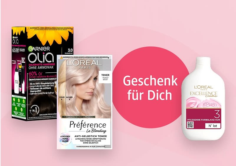 Auf einem rosa Hintergrund sind drei Produkte abgebildet: Links eine schwarze Verpackung mit gelbem Muster und der Aufschrift Garnier Olia ohne Ammoniak, daneben eine weiße Verpackung mit der Aufschrift L'Oreal Préférence Le Blonding Anti-Gelbstich Toner und einem verschwommenen Gesicht, rechts eine weiße Flasche mit der Aufschrift L'Oreal Excellence Crème Pflegebalsam Schritt 3, daneben ein roter Kreis mit dem Text Geschenk für Dich