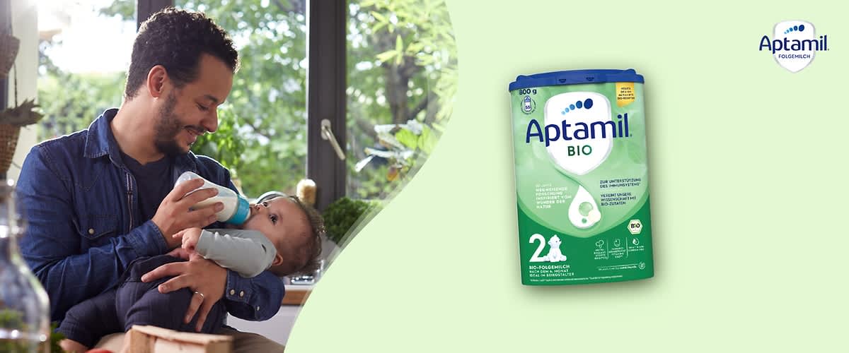 Eine grüne Verpackung von Aptamil Bio Folgemilch mit der Aufschrift „2“ und „800 g“. Oben rechts das Aptamil-Logo
