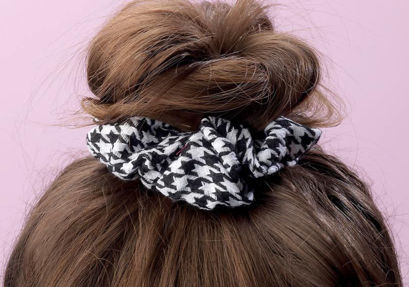 Dutt Frisur mit Scrunchie