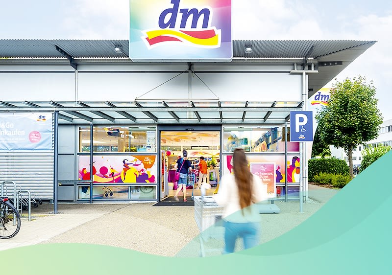 Fassade eines dm-Marktes mit Gestaltung zum Thema Nachhaltigkeit