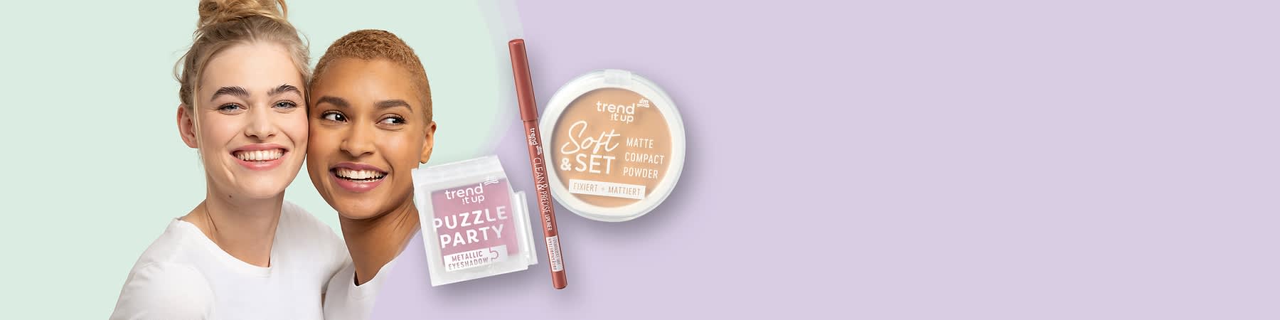 Zwei Frauen in weißen T-Shirts stehen nebeneinander, rechts daneben ein roséfarbenes Lippenstift-Stift, darunter ein kleines quadratisches Lidschattenpäckchen mit der Aufschrift „PUZZLE PARTY“ und oben rechts eine runde, helle Puderdose mit der Aufschrift „trend up Soft & Set MATTE COMPACT POWDER“