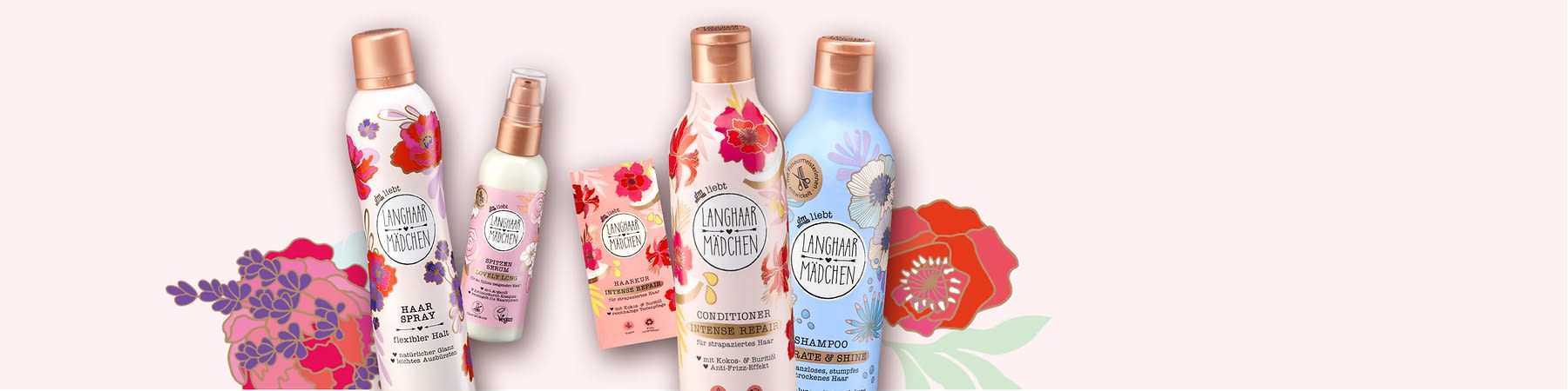 Sechs Haarpflegeprodukte der Marke „Langhaar Mädchen“ in bunten Flaschen und Tuben mit floralem Muster; gut lesbare Aufschriften: „Haar Spray“, „Shampoo“, „Conditioner“ und Markenname auf den Verpackungen