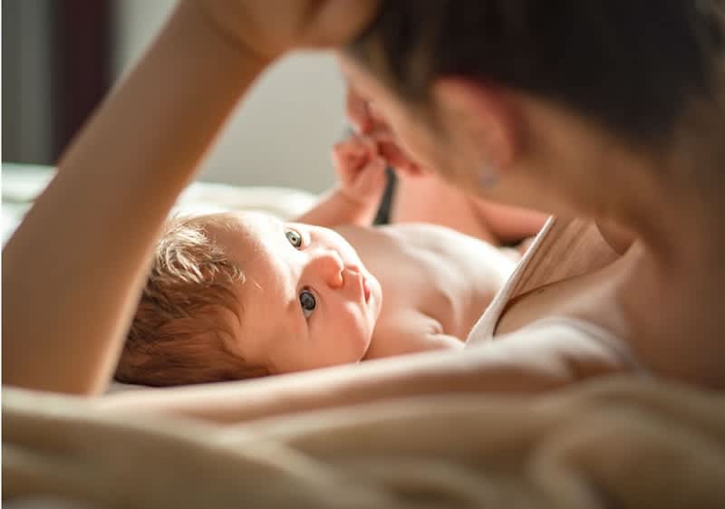 Mutter mit Baby im Wochenbett